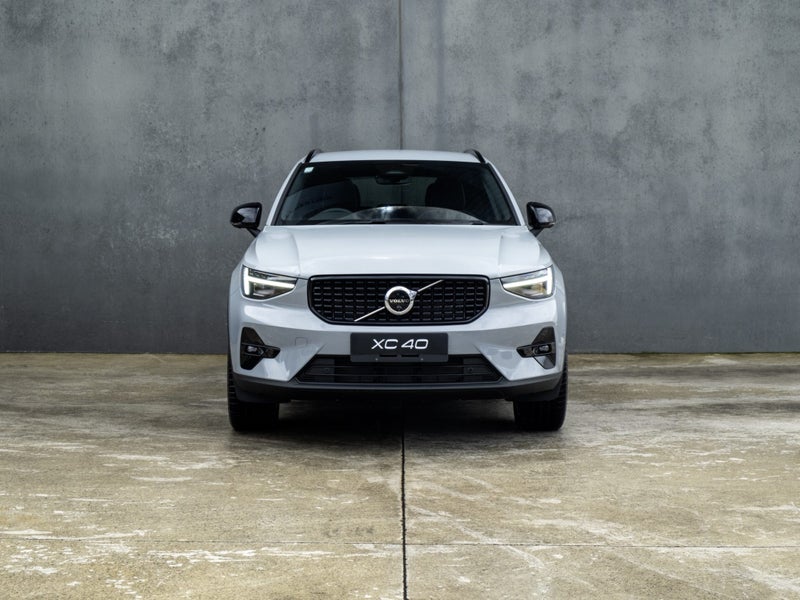 2026 Volvo XC40 B4 AWD ULTRA DARK image 2