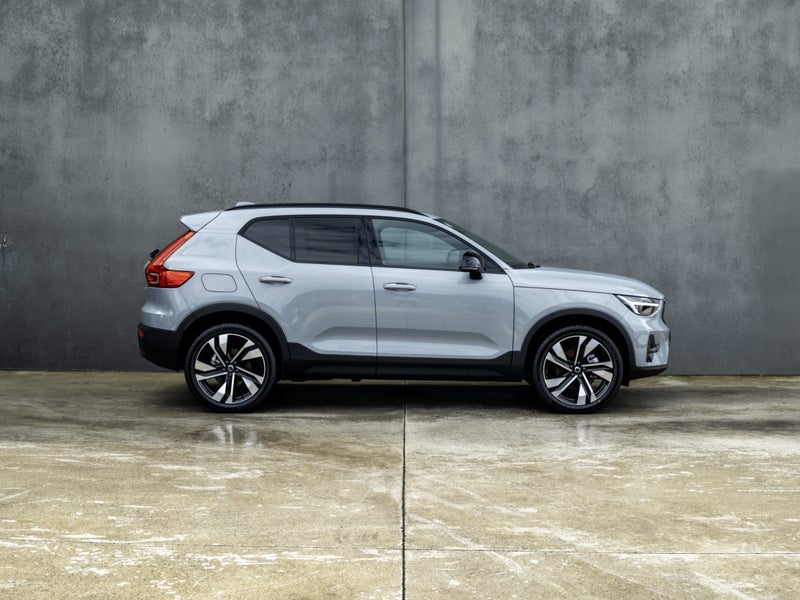 2026 Volvo XC40 B4 AWD ULTRA DARK image 3