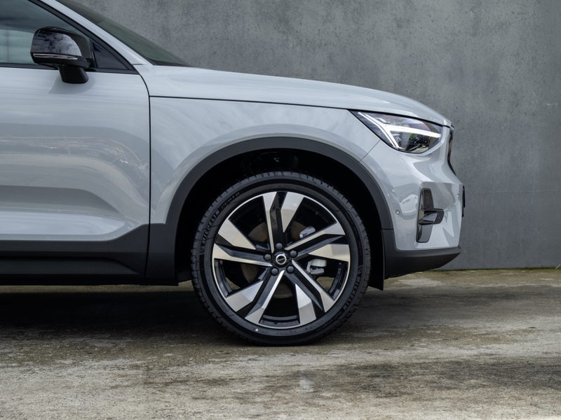 2026 Volvo XC40 B4 AWD ULTRA DARK image 4