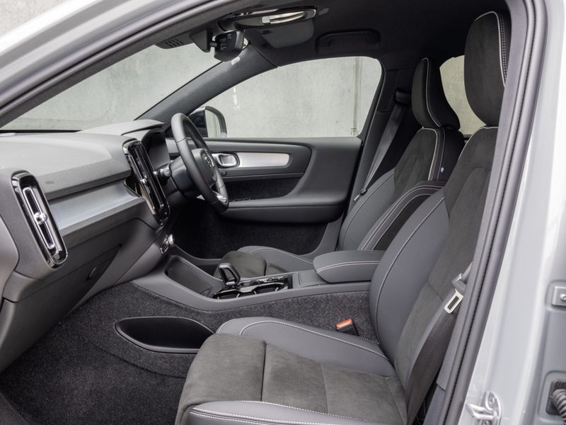 2026 Volvo XC40 B4 AWD ULTRA DARK image 5