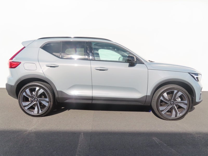 2026 Volvo XC40 B4 AWD Ultra Dark image 3