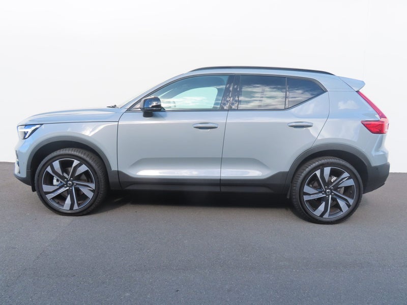 2026 Volvo XC40 B4 AWD Ultra Dark image 4