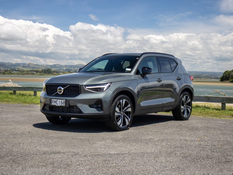 2026 Volvo XC40 B4 AWD ULTRA DARK image 3