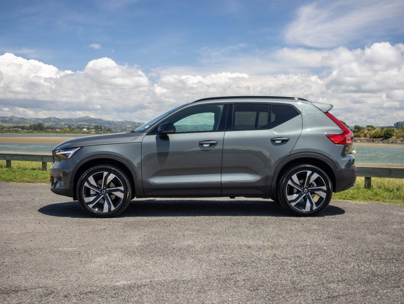2026 Volvo XC40 B4 AWD ULTRA DARK image 4