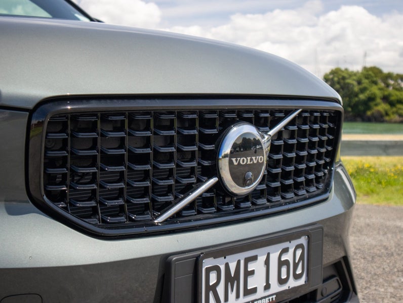 2026 Volvo XC40 B4 AWD ULTRA DARK image 5