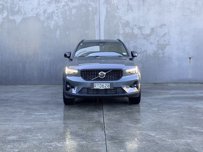 2026 Volvo XC40 B4 AWD ULTRA DARK image 2