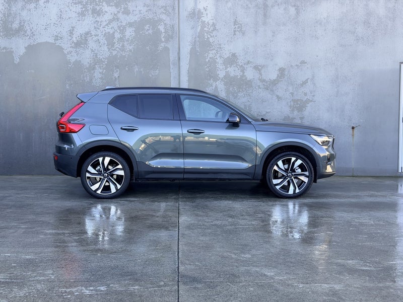 2026 Volvo XC40 B4 AWD ULTRA DARK image 3
