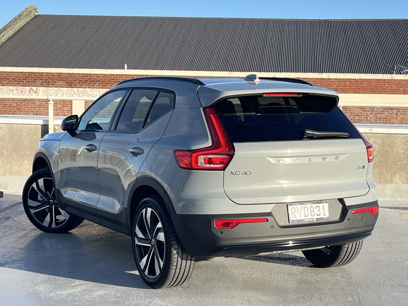 2026 Volvo XC40 B4 Ultra Dark image 2