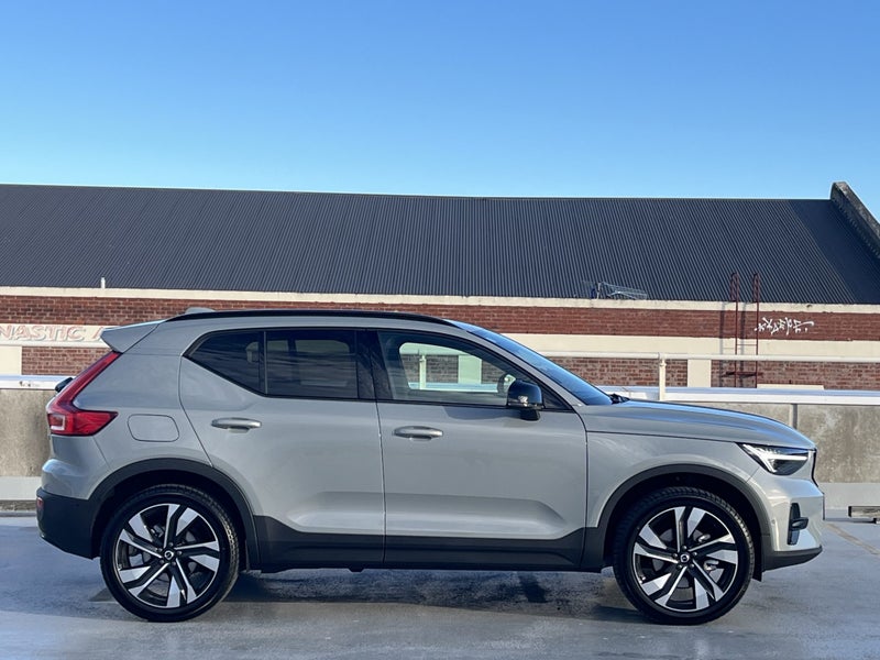 2026 Volvo XC40 B4 Ultra Dark image 3
