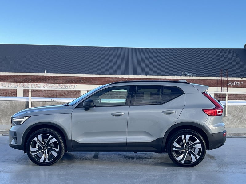 2026 Volvo XC40 B4 Ultra Dark image 4