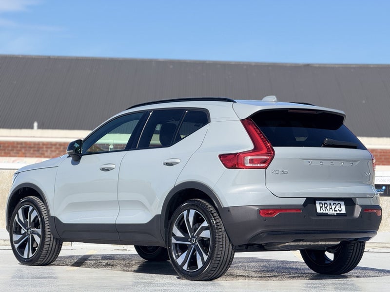 2026 Volvo XC40 B4 Ultra Dark 2.0P image 2