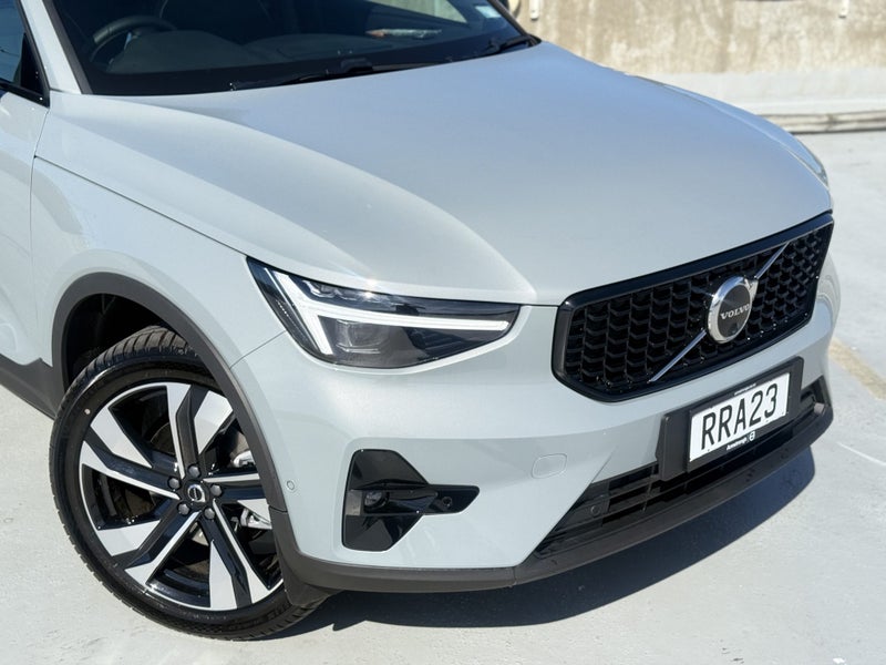 2026 Volvo XC40 B4 Ultra Dark 2.0P image 3