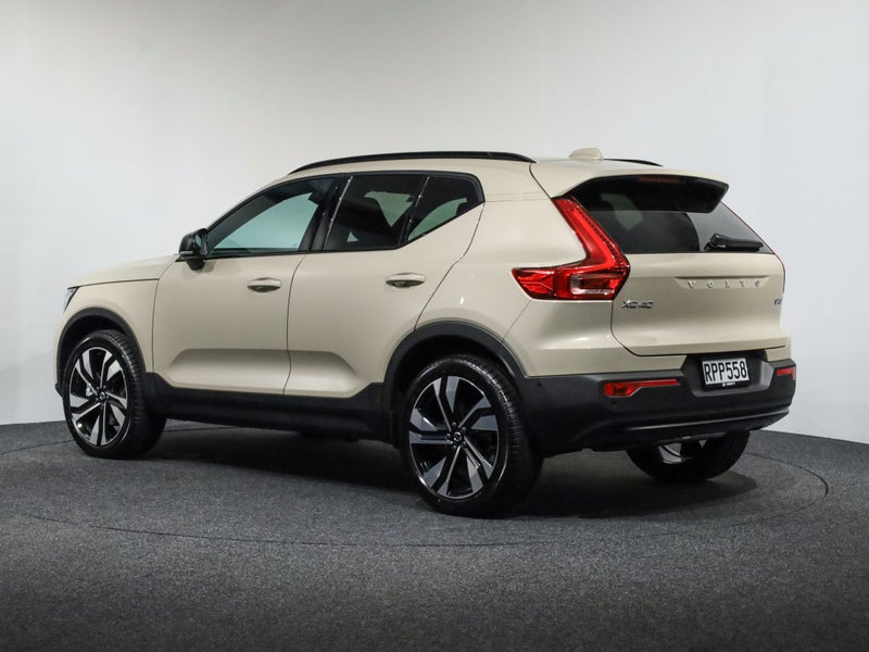 2026 Volvo XC40 B4 ULTRA DARK AWD image 2