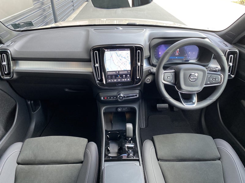 2026 Volvo XC40 B4 ULTRA DARK AWD image 3