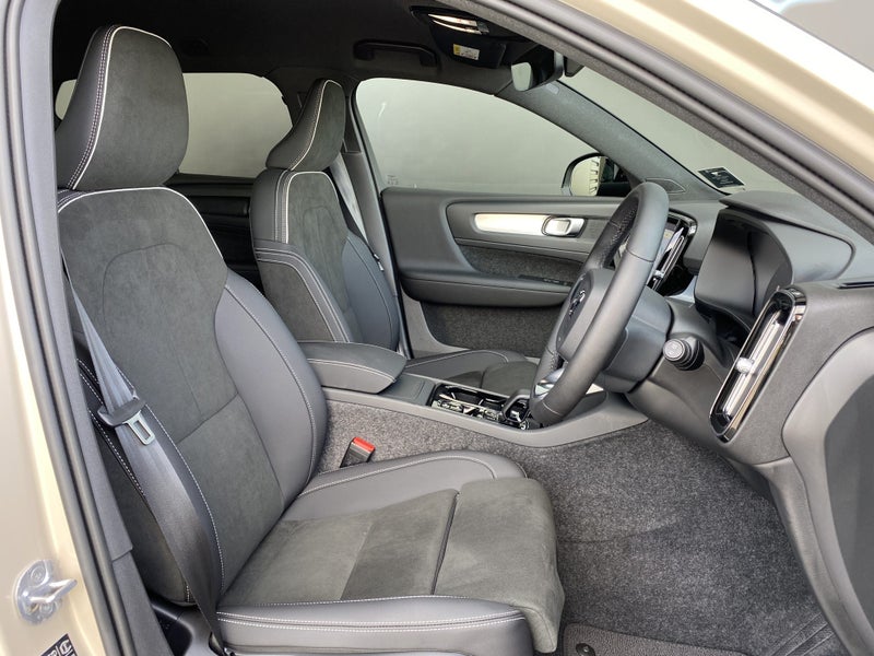 2026 Volvo XC40 B4 ULTRA DARK AWD image 4