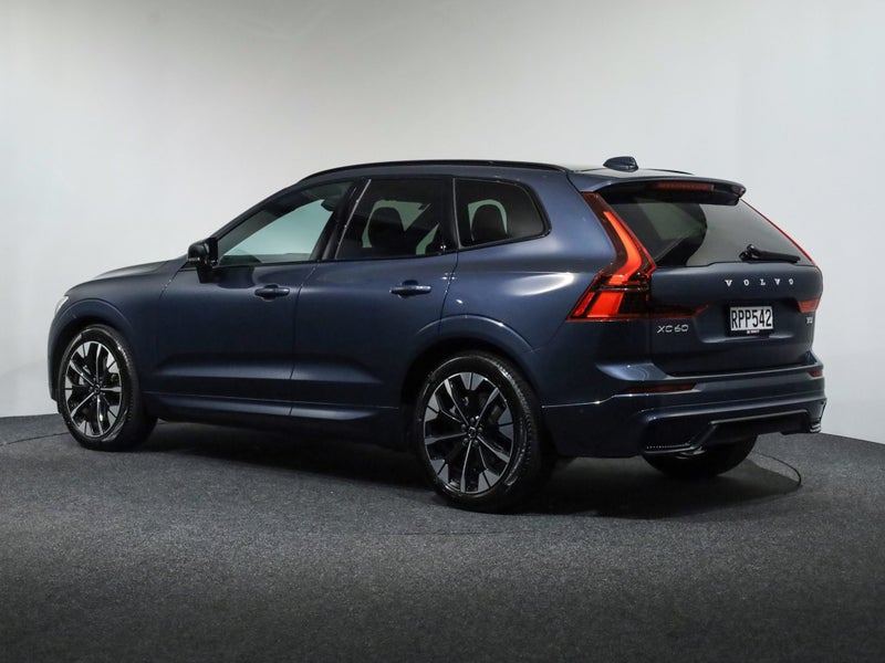 2026 Volvo XC60 B5 AWD ULTRA DARK image 2