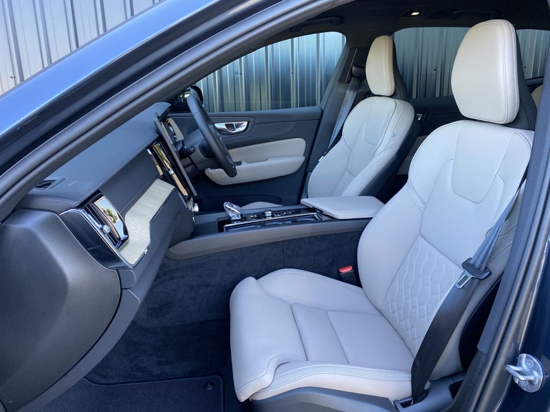 2026 Volvo XC60 B5 AWD ULTRA DARK image 4