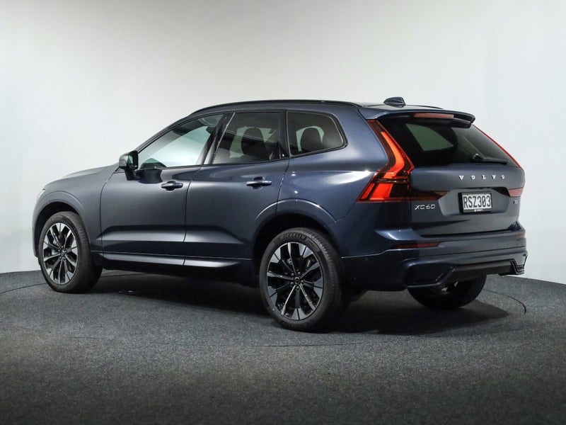 2026 Volvo XC60 B5 AWD ULTRA DARK image 2