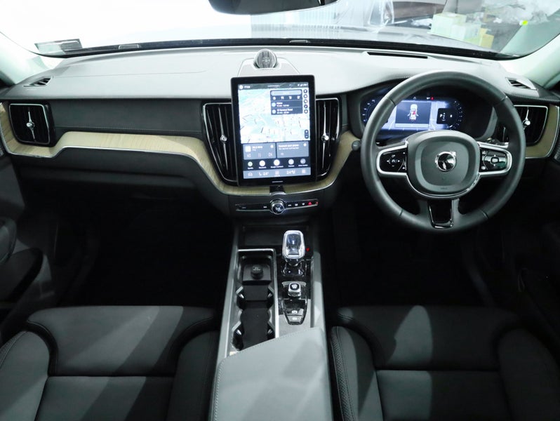 2026 Volvo XC60 B5 AWD ULTRA DARK image 3