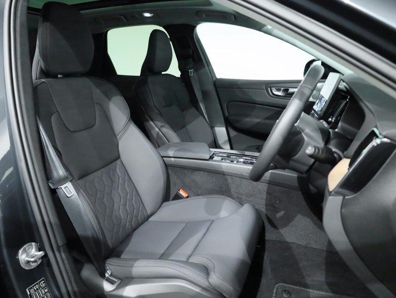 2026 Volvo XC60 B5 AWD ULTRA DARK image 4