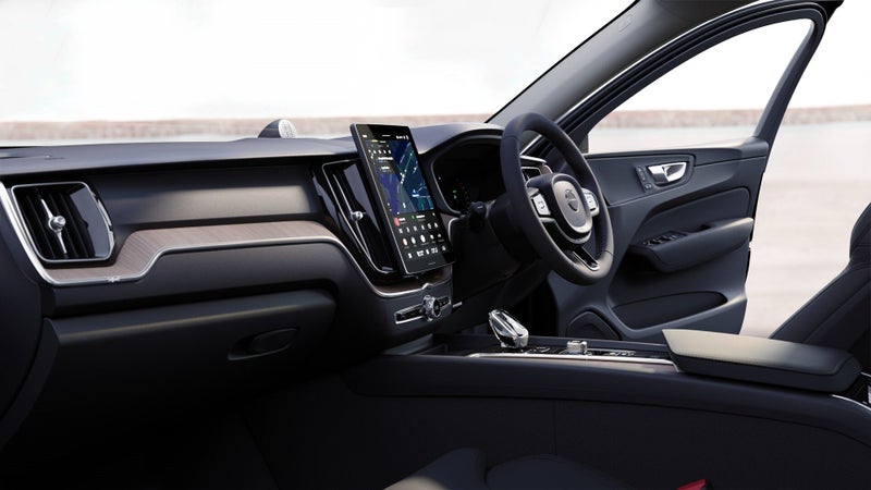 2026 Volvo XC60 B5 AWD Ultra Dark image 3