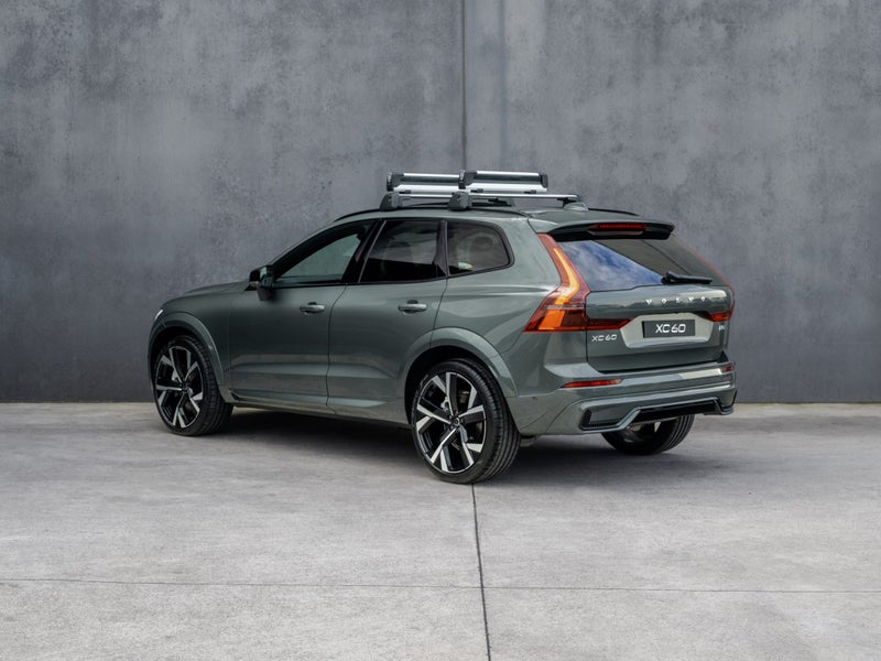 2026 Volvo XC60 B5 AWD ULTRA DARK image 2