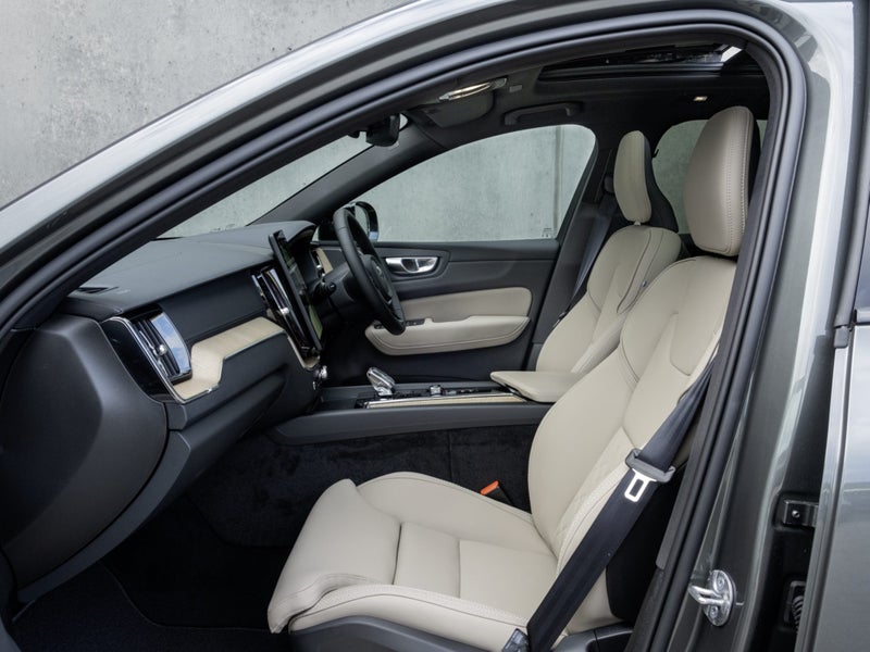 2026 Volvo XC60 B5 AWD ULTRA DARK image 3