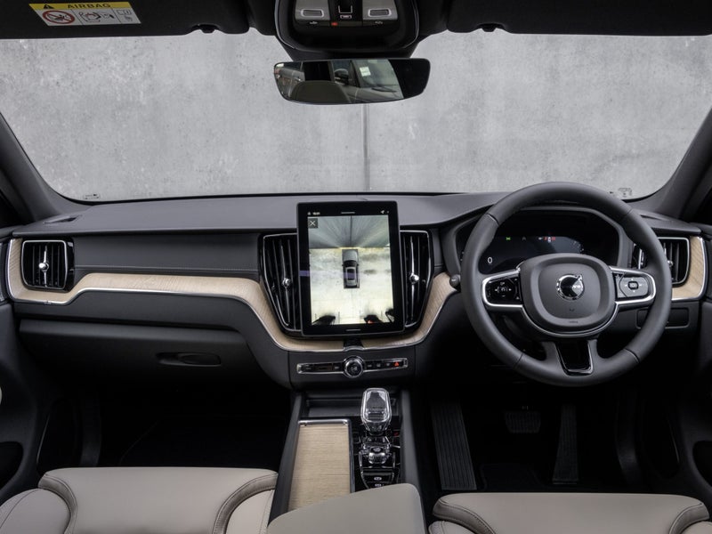 2026 Volvo XC60 B5 AWD ULTRA DARK image 4