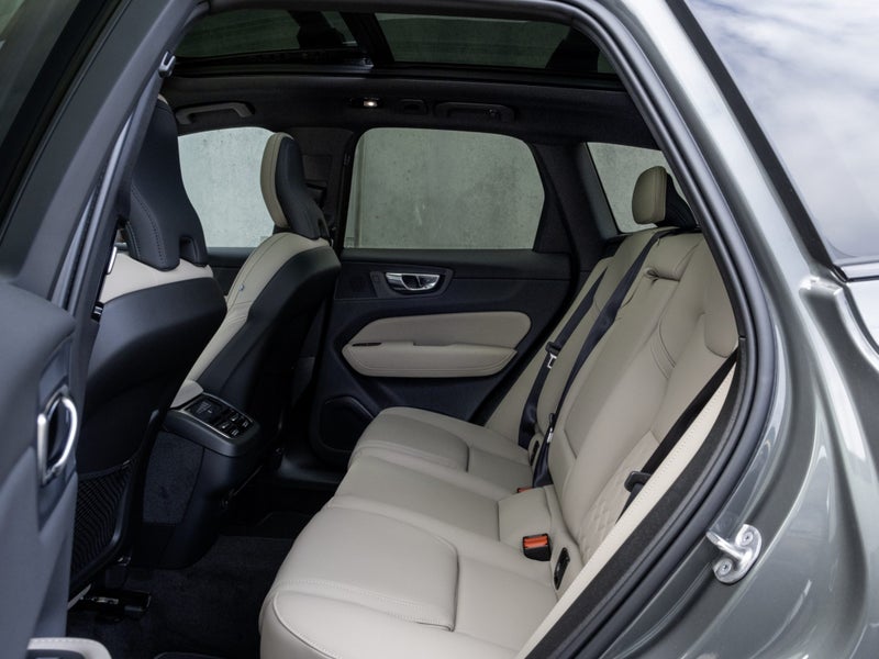 2026 Volvo XC60 B5 AWD ULTRA DARK image 5