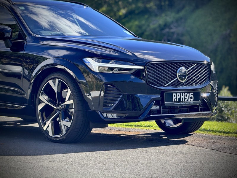 2026 Volvo XC60 B5 AWD Ultra Dark image 2