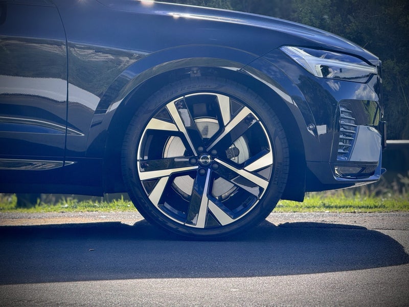 2026 Volvo XC60 B5 AWD Ultra Dark image 3