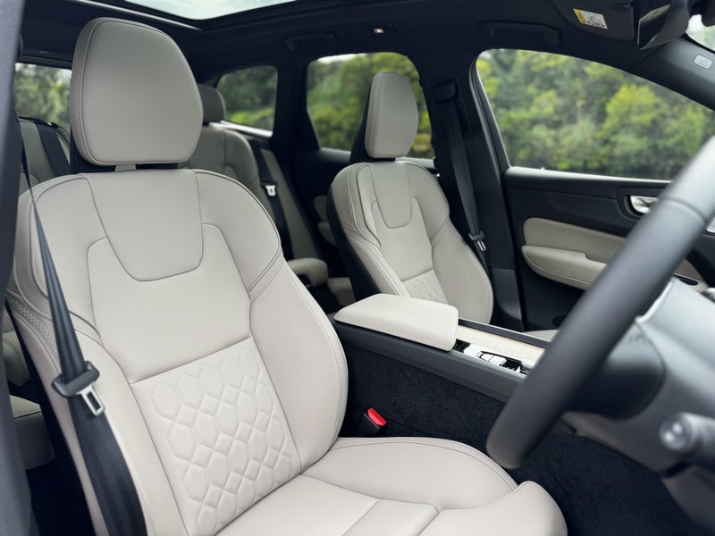 2026 Volvo XC60 B5 AWD Ultra Dark image 4