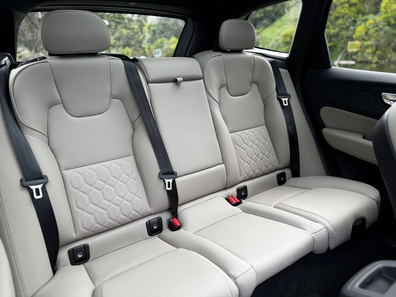 2026 Volvo XC60 B5 AWD Ultra Dark image 5