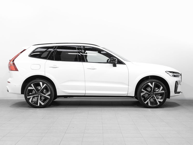 2026 Volvo XC60 B5 AWD Ultra Dark image 3