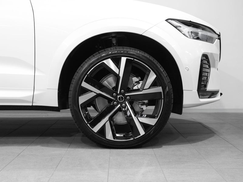 2026 Volvo XC60 B5 AWD Ultra Dark image 4