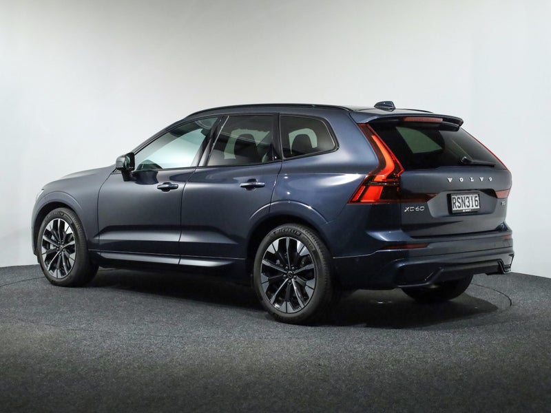 2026 Volvo XC60 B5 AWD ULTRA DARK image 2