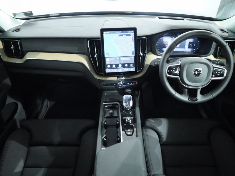 2026 Volvo XC60 B5 AWD ULTRA DARK image 3