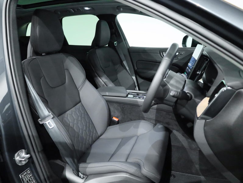 2026 Volvo XC60 B5 AWD ULTRA DARK image 4