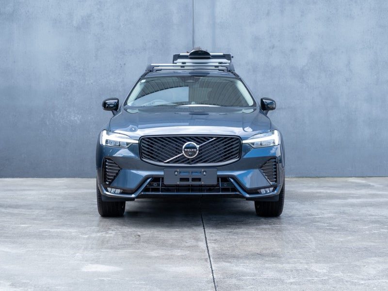 2026 Volvo XC60 B5 AWD ULTRA DARK image 2
