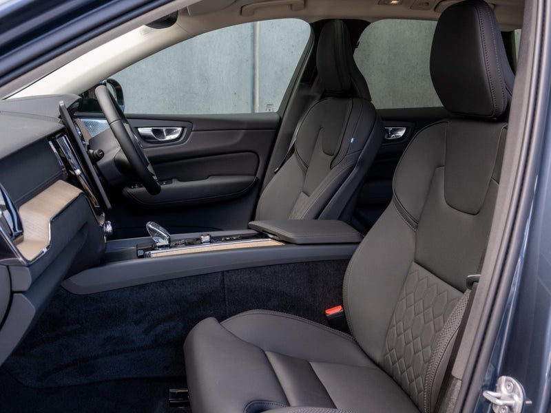 2026 Volvo XC60 B5 AWD ULTRA DARK image 4