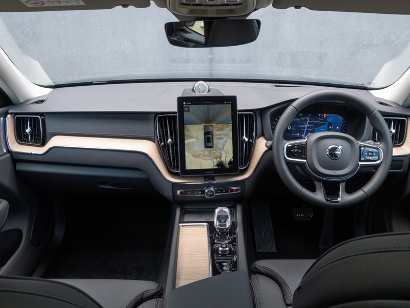 2026 Volvo XC60 B5 AWD ULTRA DARK image 5