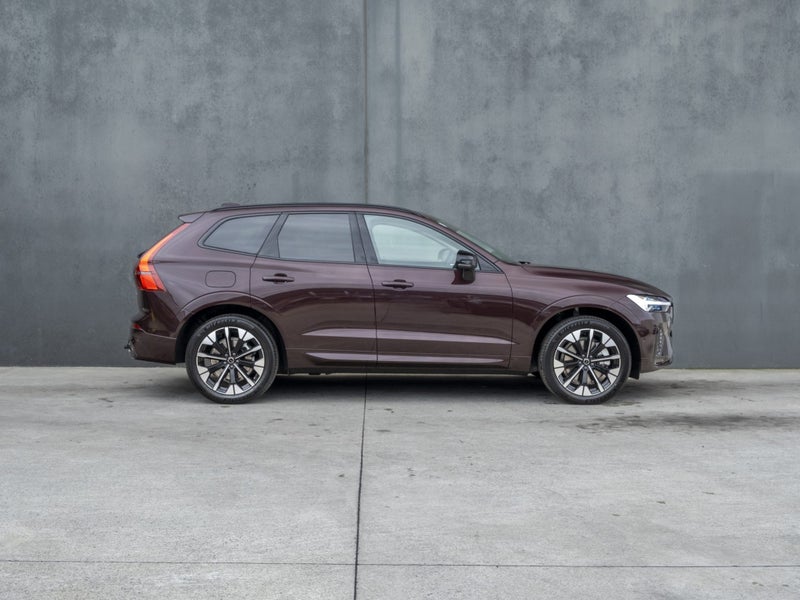 2026 Volvo XC60 B5 AWD ULTRA DARK image 3