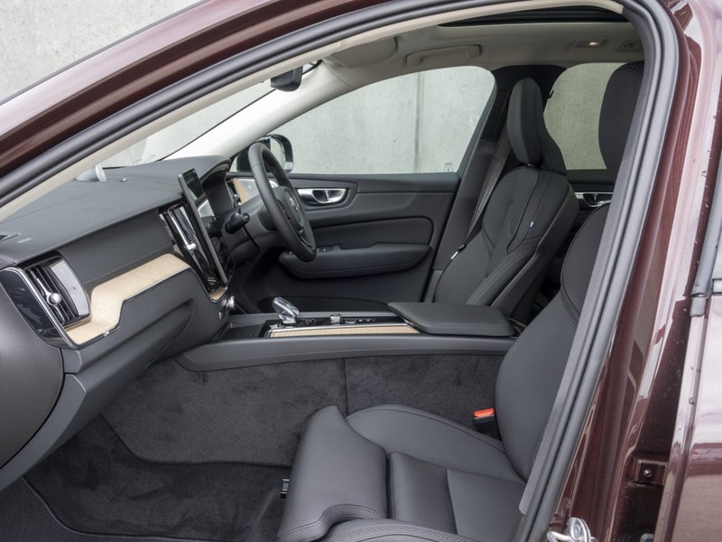 2026 Volvo XC60 B5 AWD ULTRA DARK image 4