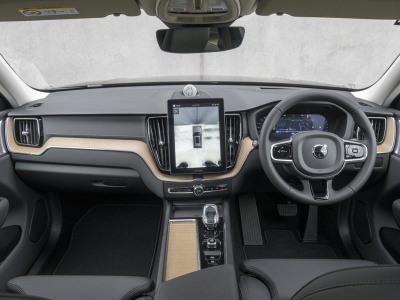 2026 Volvo XC60 B5 AWD ULTRA DARK image 5