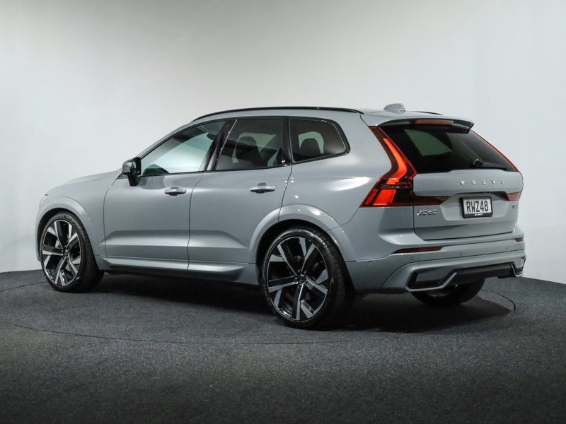 2026 Volvo XC60 B5 AWD ULTRA DARK image 2