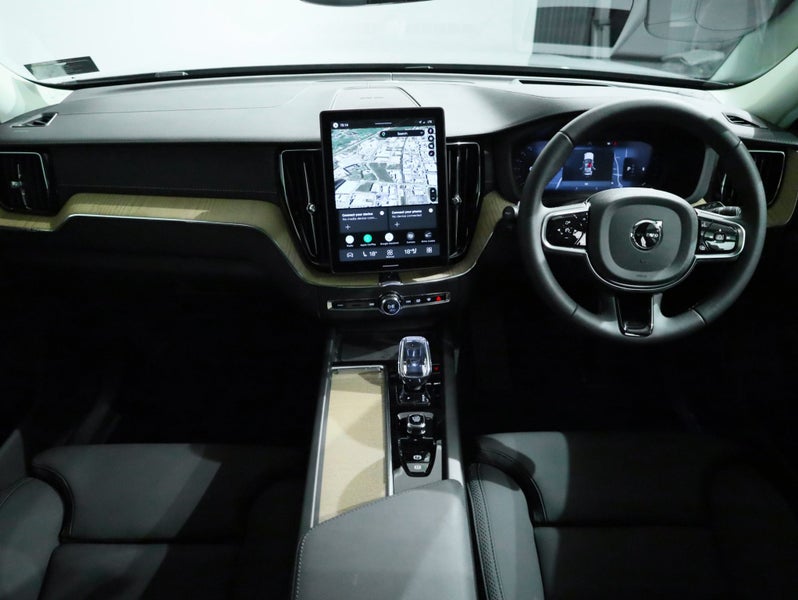 2026 Volvo XC60 B5 AWD ULTRA DARK image 3