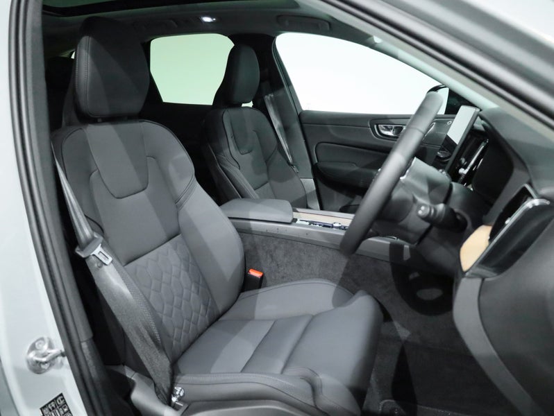 2026 Volvo XC60 B5 AWD ULTRA DARK image 4