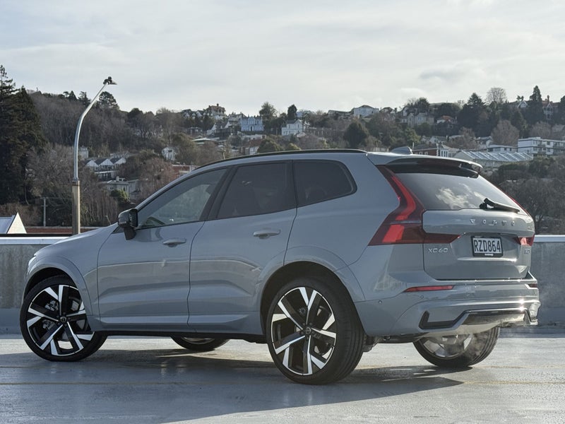 2026 Volvo XC60 B5 Ultra Dark image 2
