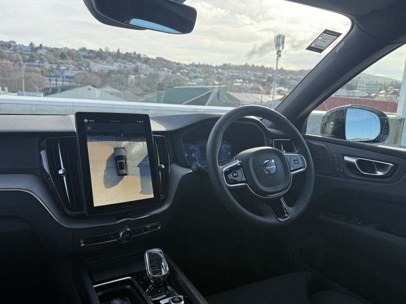 2026 Volvo XC60 B5 Ultra Dark image 3