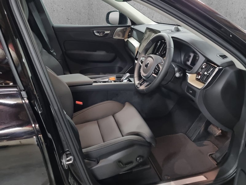 2026 Volvo XC60 B5 Ultra Dark image 2